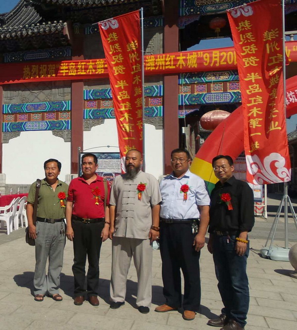 濰坊奇石協(xié)會(huì)會(huì)長(zhǎng)與副會(huì)長(zhǎng)，秘書(shū)長(zhǎng)，理事合影留念