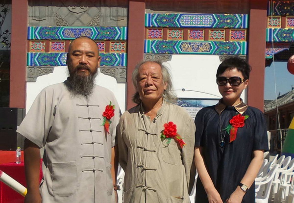左核雕大師核雕界領軍人物張溫和老師，右指畫大師李冰奇老師0