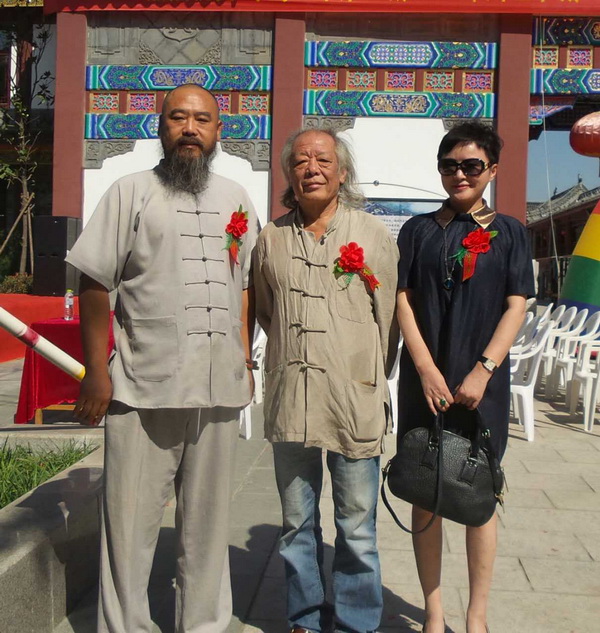 左核雕大師核雕界領(lǐng)軍人物張溫和老師，右指畫(huà)大師李冰奇老師111